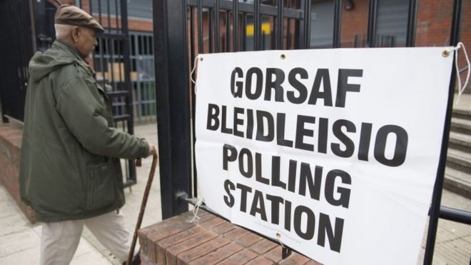 Избиратель входит в избирательный участок в Кардиффе