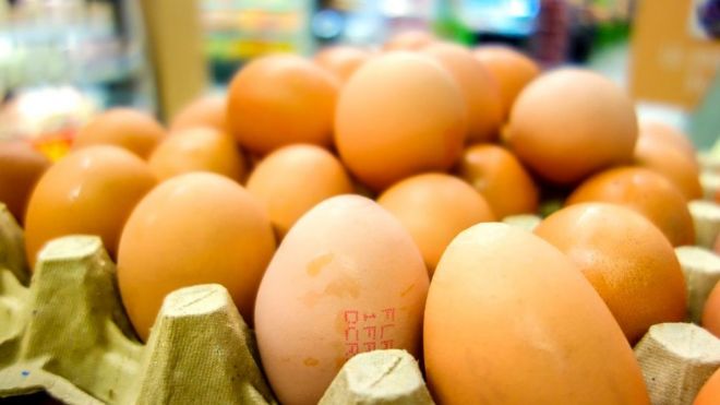 Huevos a la venta en un supermercado.