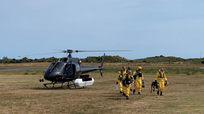 Персонал полиции Новой Зеландии по поиску и спасению и идентификации жертв стихийных бедствий возвращается в аэропорт Факатане после поиска тел