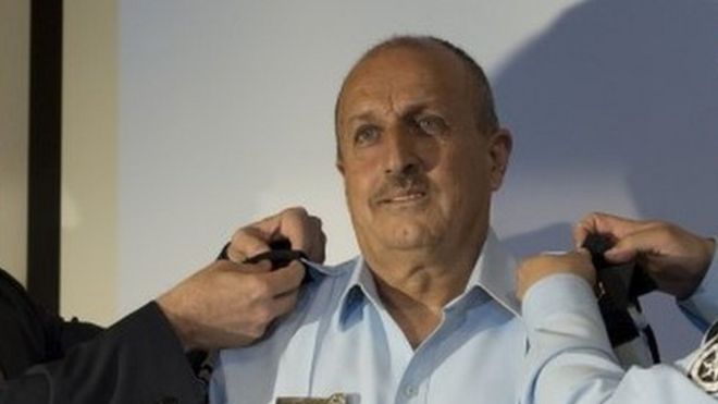 Israeli Public Security Minister Gilad Erdan (left) and Israel Police Chief Roni Alsheikh (right) change the epaulets of newly-named Israeli police Deputy Commissioner Gamal Hakroosh (centre), during a ceremony in Tel Aviv (13 April 2016)
