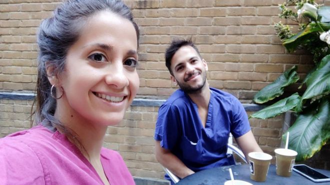 Belen Montoro y otro enfermero español, Jesús Repiso, durante un momento de descanso en verano en el patio del hospital donde trabajan en Londres