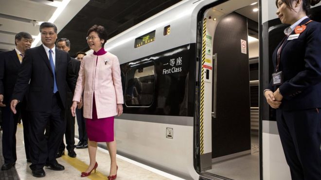 Ма Сингуи, губернатор провинции Гуандун, слева в первом ряду, и Кэрри Лэм, главный исполнительный директор Гонконга, в центре, стоят рядом с поездом скоростной железной дороги Гуанчжоу-Шэньчжэнь-Гонконг, направляющимся в станцию ??Гуанчжоу Нан на платформе на западе. Станция Коулун в Гонконге, Китай, 22 сентября 2018 года