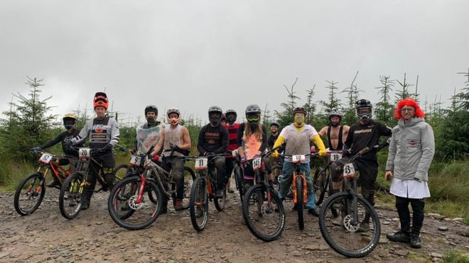 Люди на велосипедах в Bike Park Wales