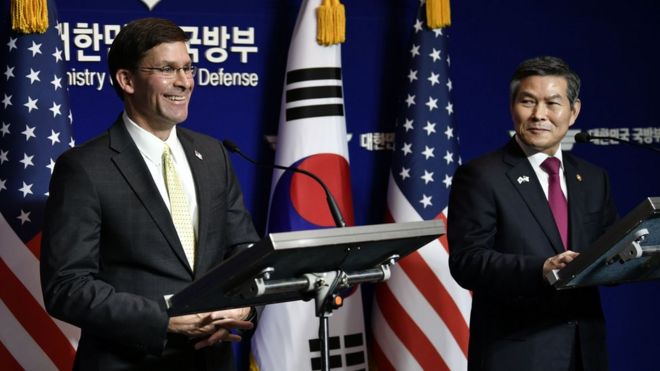 韓國國防部長鄭景斗和美國國防部長埃斯珀11月15日舉行聯合記者會