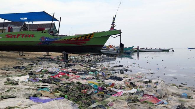 Пластиковый мусор на пляже в Сулавеси, Индонезия