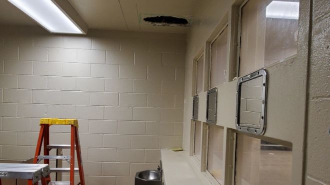 Фотография, показывающая дыру в потолке тюремного туалета, через которую пролезли двое подозреваемых