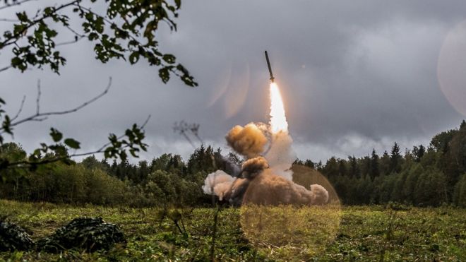 На раздаточном материале Министерства обороны России показана российская тактическая ракета "Искандер-М" во время военных учений "Запад" в 2017 году