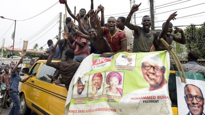 Сторонники новоизбранного президента Нигерии Мухаммаду Бухари сидят на вершине автобуса, празднуя победу своего кандидата в Лагосе 1 апреля
