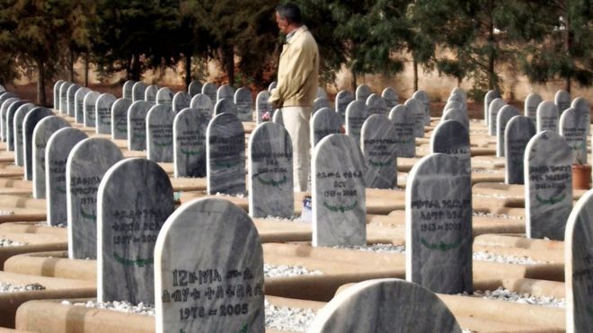 Снимок, сделанный 18 мая 2007 года, показывает, что эритрейский ветеран войны посещает военное кладбище в Асмэре. Эритрейские боевики освободили Асмэру в 1991 году от эфиопских сил после кровавой 30-летней партизанской войны, наконец обретя независимость на референдуме 1993 года