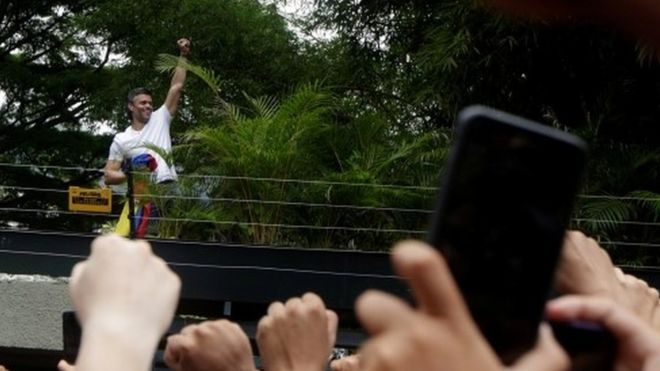 Лидер оппозиции Венесуэлы Леопольдо Лопес приветствует сторонников возле своего дома в Каракасе (07 июля 2017 года)