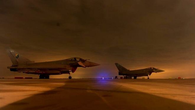 Тайфуны RAF ждут обслуживания после своей первой миссии над Ливией в марте 2011 года
