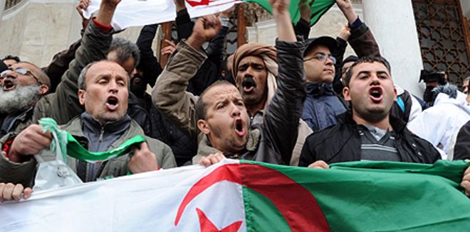 Демонстранты анти-бутефлики в Алжире в 2014 году