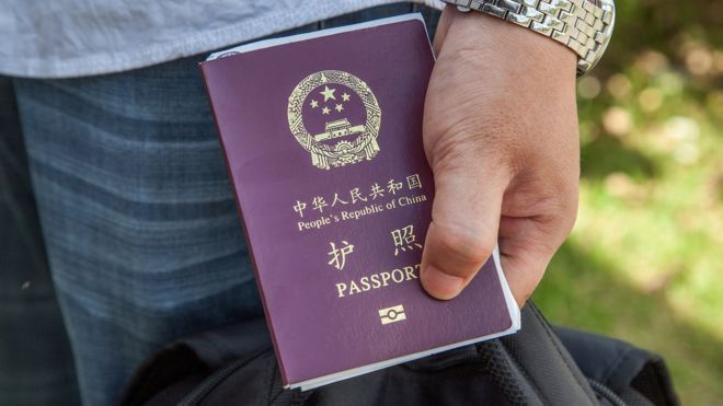 После въезда в Камбоджу гражданин Китая имеет китайский паспорт (май 2014 года)