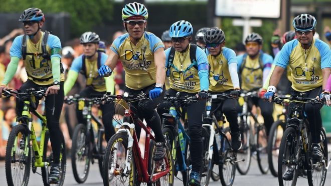 Тайский наследный принц Ваджиралонгкорн (в центре) принимает участие в Bike For Dad 11 декабря 2015 года