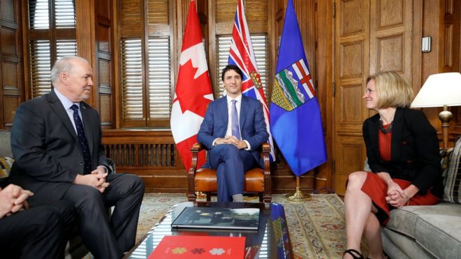 Премьер-министр Канады Джастин Трюдо провел экстренное совещание с премьер-министрами Британской Колумбии (L) и Альберты (R) в воскресенье