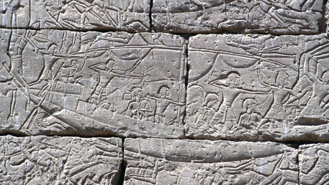 Войска Рамзеса III сражаются с народами моря, на стенах храма Мединет Абу, Египет