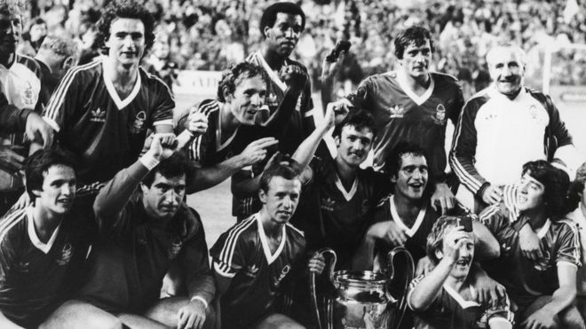 Ноттингем Форест празднует победу в Кубке Европы со счетом 1: 0 над Гамбургом в Мадриде, 1980