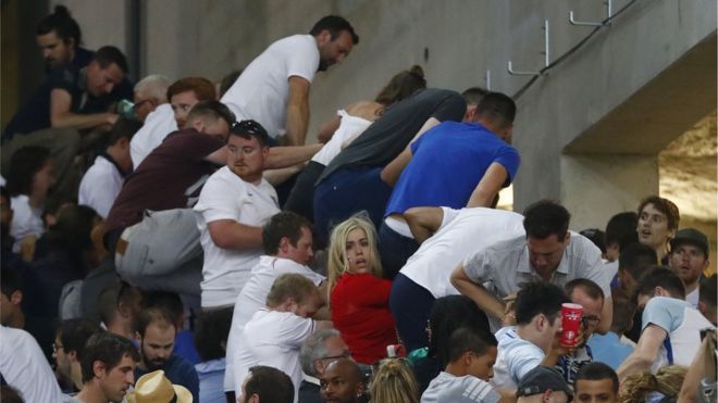 Болельщики на стадионе «Марсель» поднимаются на заборы, чтобы избежать неприятностей