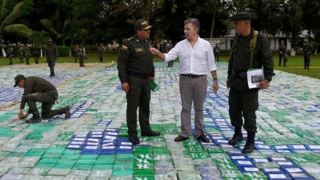 President Juan Manuel Santos (2R) in the middle of packages containing cocaine, in Apartado, in the Department of Antioquia, Colombia, 08 November 2017.