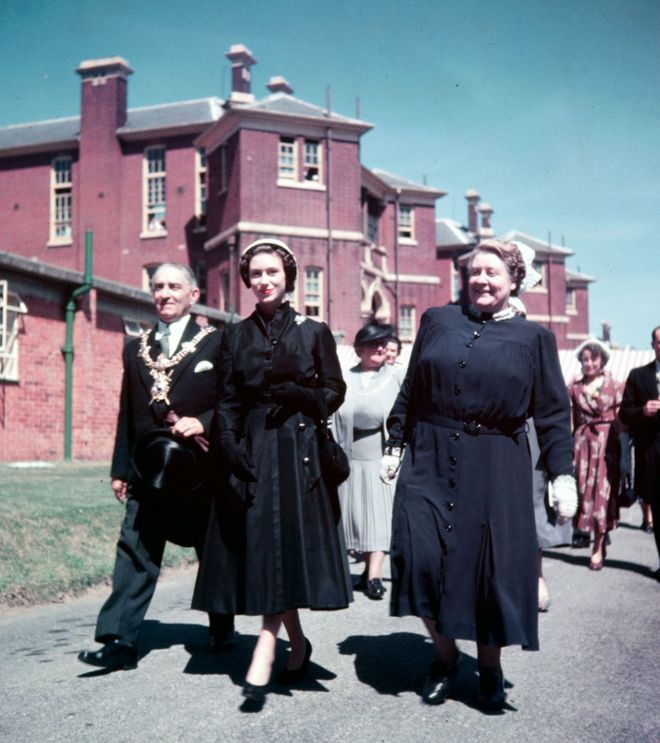 Принцесса Маргарет увидела открытие нового отделения больницы королевы Александры в Кошаме, Портсмут, в 1952 году