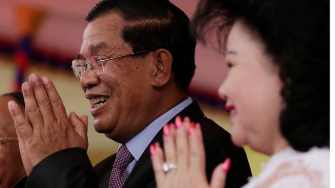 Премьер-министр Камбоджи Хун Сен и его жена Бун Рани приветствуют доброжелателей во время церемонии в Пномпене