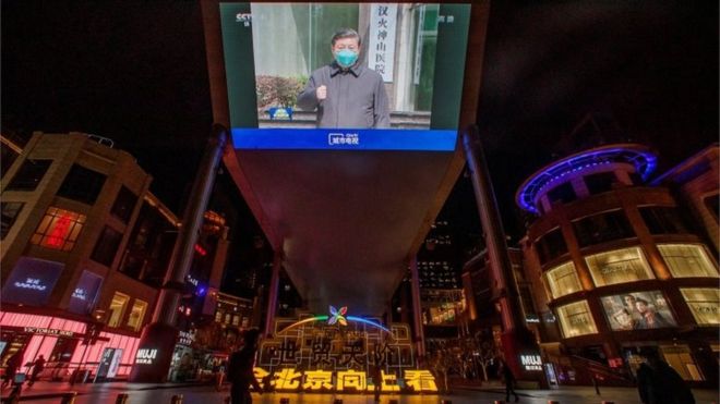 Президент Си в Ухане в марте, как показано на публичном экране в Пекине
