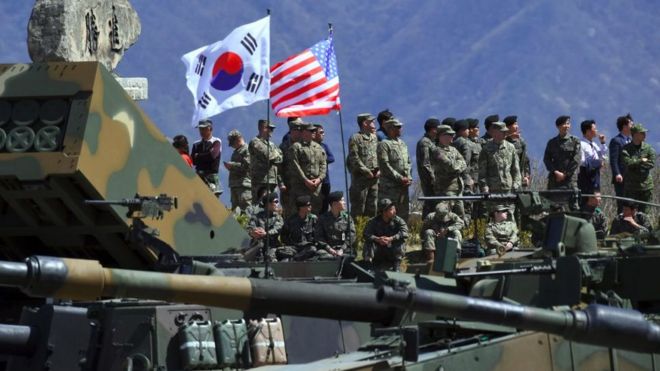 Американские и южнокорейские войска на наблюдательном пункте к северо-востоку от Сеула в апреле 2017 года