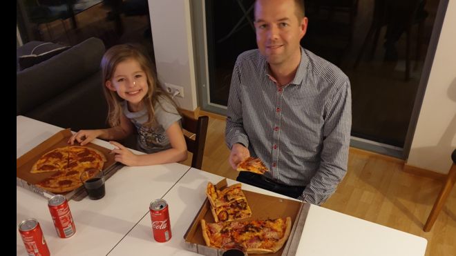 Андерс Йохансен вместе со своей дочерью Лаурой отмечает подтверждение своей теории праздничной пиццей