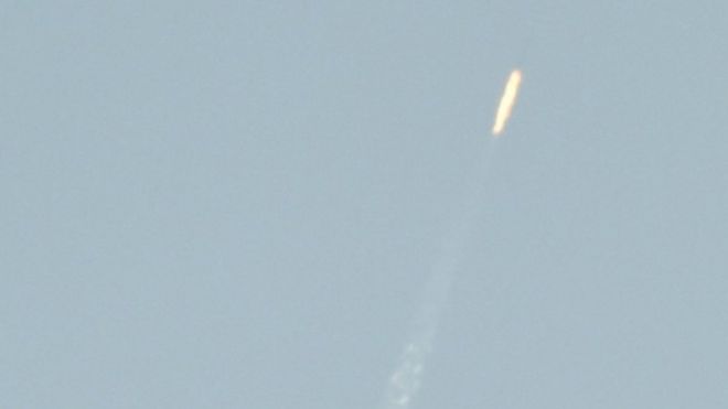 Летящий объект взлетает в воздух над северокорейской территорией, если смотреть с китайского пограничного города Даньдун, 7 февраля