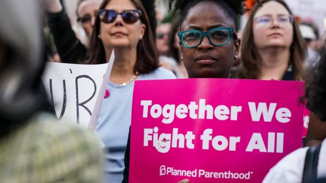 Участники кампании за права абортов участвуют в митинге в Нью-Йорке
