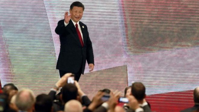 Президент Китая Си Цзиньпин (C) прибывает, чтобы выступить в последний день саммита АТЭС 10 ноября
