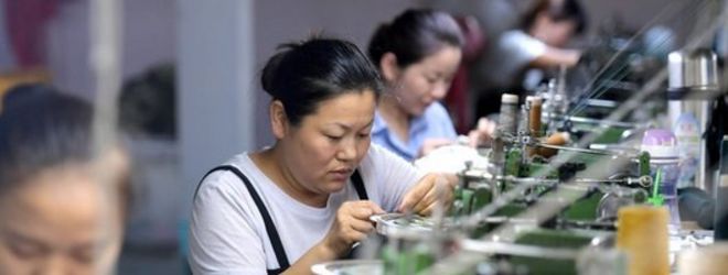 Женщины работают на фабрике в Китае