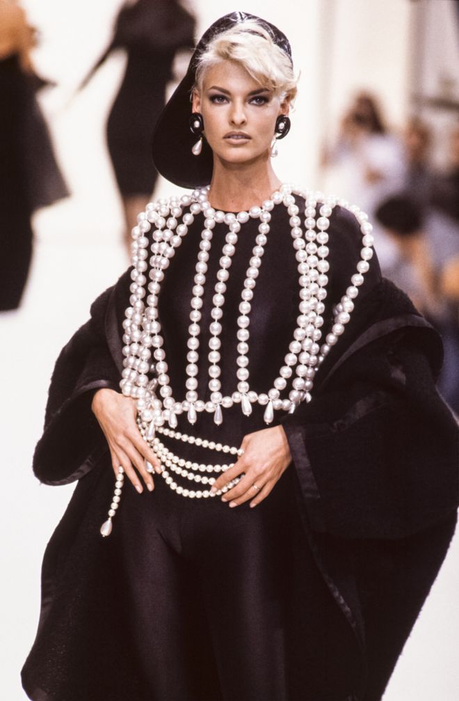 Линда Эванджелиста идет по подиуму на показе мод Chanel Ready to Wear осень / зима 1991-1992 во время Парижской недели моды в марте 1991 года в Париже, Франция.