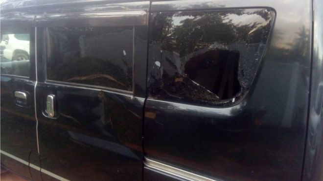 இலங்கையில் நாடாளுமன்ற உறுப்பினர் ரிஷாட் பதியூதீன் வாகனம் மீது தாக்குதல்