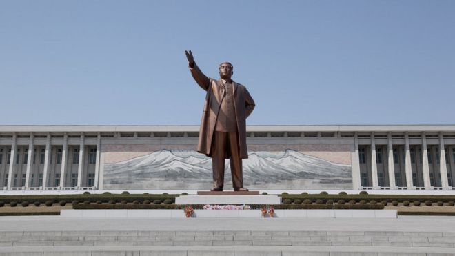 Бессмертная статуя Ким Ир = памятник Сун в Пхеньяне