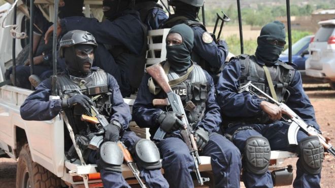 L'Ong américaine, qui a également pointé du doigt l'armée du Burkina Faso, a évoqué l'existence de trois fosses communes