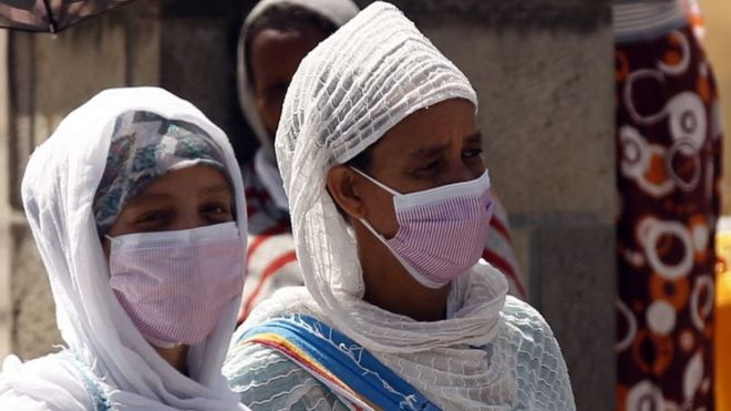 Deux femmes portant chacune un masque pour prévenir le Covid-19