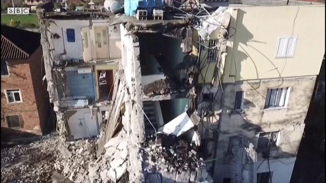 U Draču se srušila petospratnica usled zemljotresa
