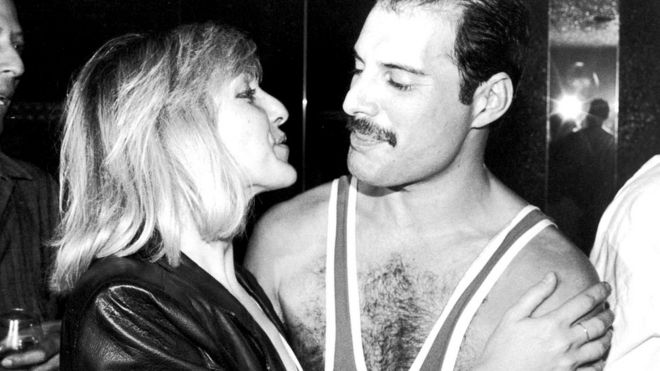 Фредди Меркьюри с Мэри Остин на своем 38-м дне рождения в ночном клубе Xenon (Лондон, сентябрь 1984 года)