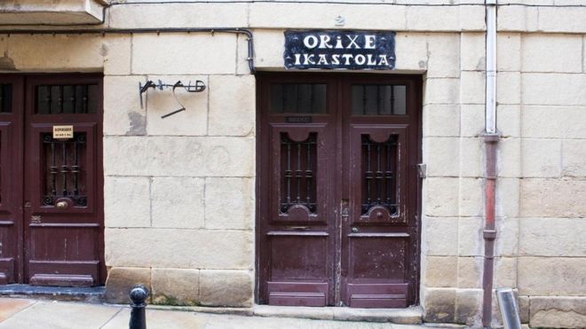 La puerta de una escuela en el País Vasco