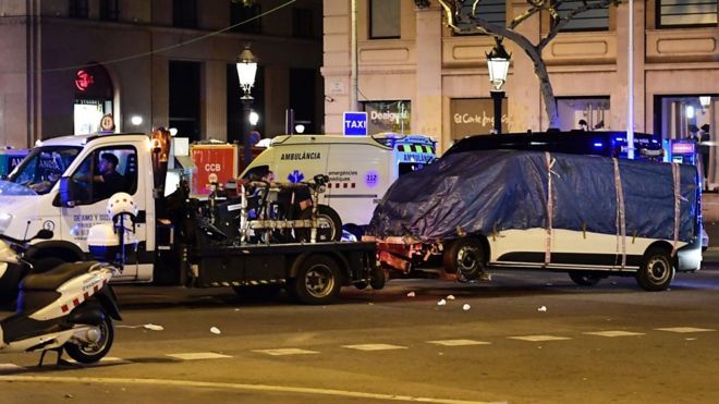 Теракт в Барселоне: фургоне проехал более 500 метров по главному туристическому бульвару города Рамбле, сбивая пешеходов.