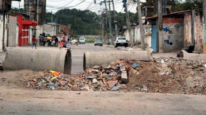 Rua fechada por barricada em bairro do Rio de Janeiro