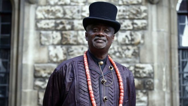Король нигерийских племен Эмир Годвин Бебе Окпаби позирует для фотографии после интервью в центральном Лондоне