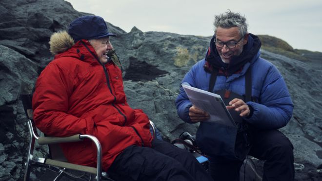 Сэр Дэвид Аттенборо и режиссер Джонни Килинг обсуждают сценарий во время съемок в Исландии