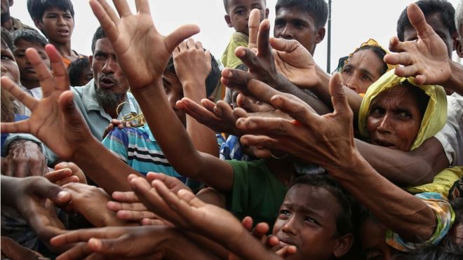 Pengungsi Rohingya meminta makanan di kamp pengungsian Ukhiya dekat perbatasan Bangladesh-Myanmar.