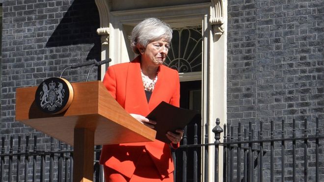 Британский премьер-министр Тереза ??Мэй реагирует в конце своего обращения к СМИ, чтобы объявить о своей отставке