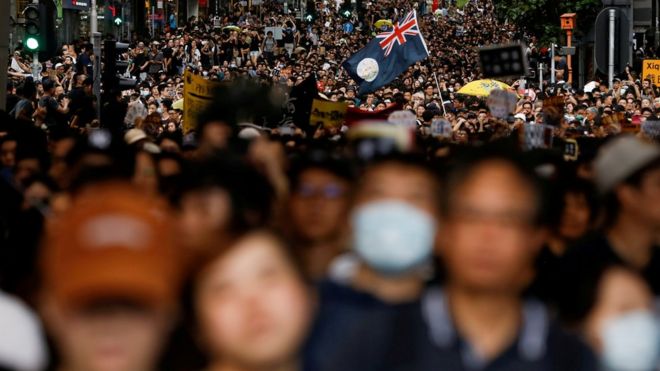 北京绕过香港立法会实施《国安法》，引起巨大国际争议。