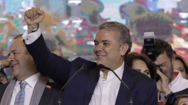 Новоизбранный президент Колумбии Иван Дуке празднует со своими сторонниками в Боготе после победы на президентских выборах 17 июня 2018 года.