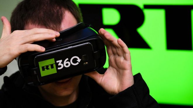 Мужчина примеряет очки VR на стенде российского телекомпании RT во время 10-й Российской недели Интернета в Москве 1 ноября 2017 года.