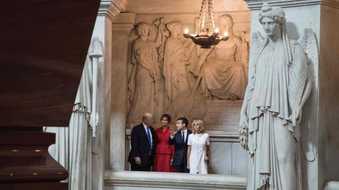 Президент США Дональд Трамп, первая леди Мелания Трамп, президент Франции Эммануэль Макрон и его жена Бриджит Макрон посетили гробницу Наполеона Бонапарта в Доме Инвалидов в Париже 13 июля 2017 года.